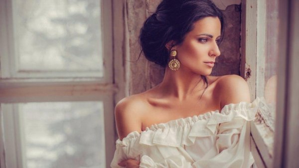 красивая брюнетка