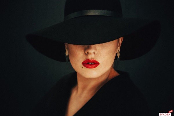 женщина в шляпе