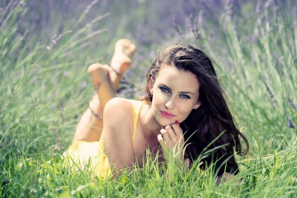 красивые женщины на природе