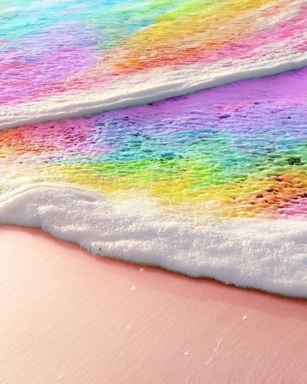 разноцветное море