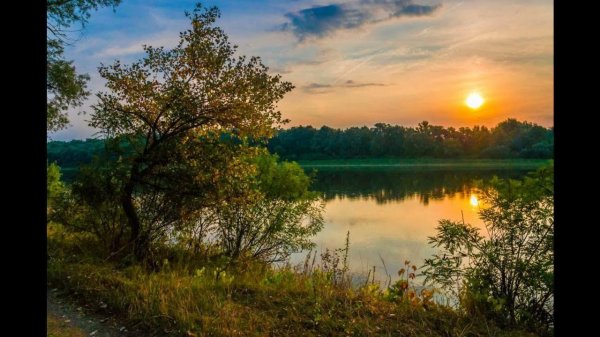 закат у реки