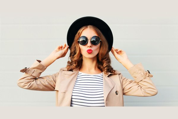 женщина в солнечных очках