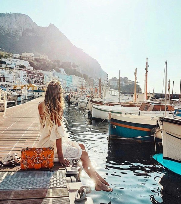 девушка путешествует