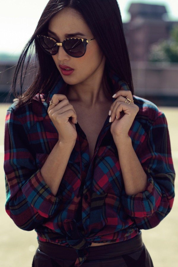 красивая брюнетка