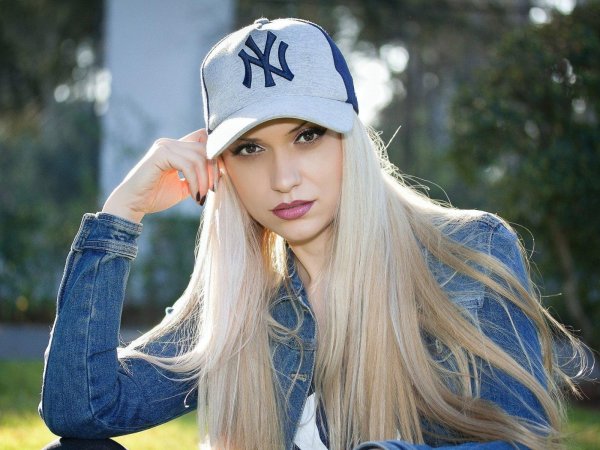 блондинка в бейсболке