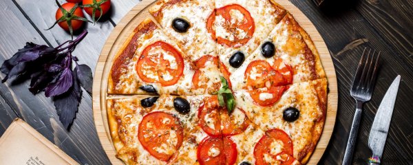 пицца маргарита с оливками