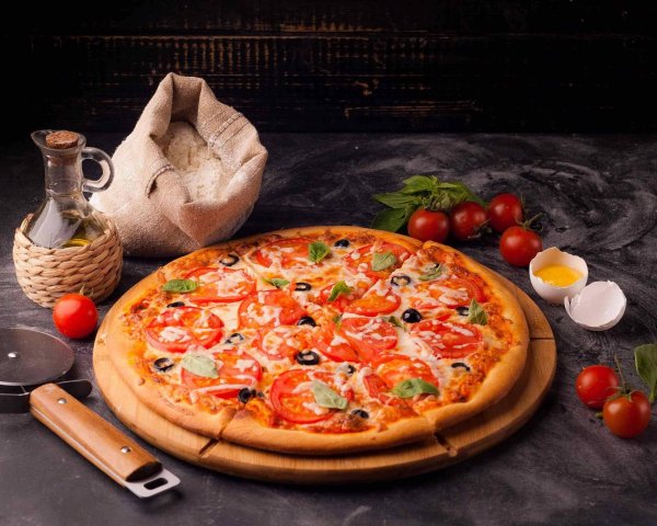 пицца на столе