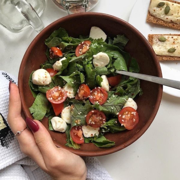 салат черри моцарелла базилик