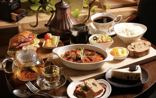 сервировка стола с едой