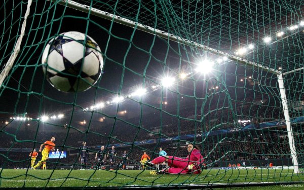 поле футбольное