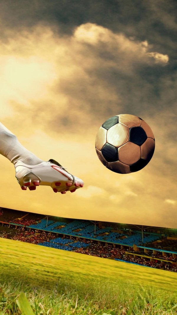 футбольное поле с мячом