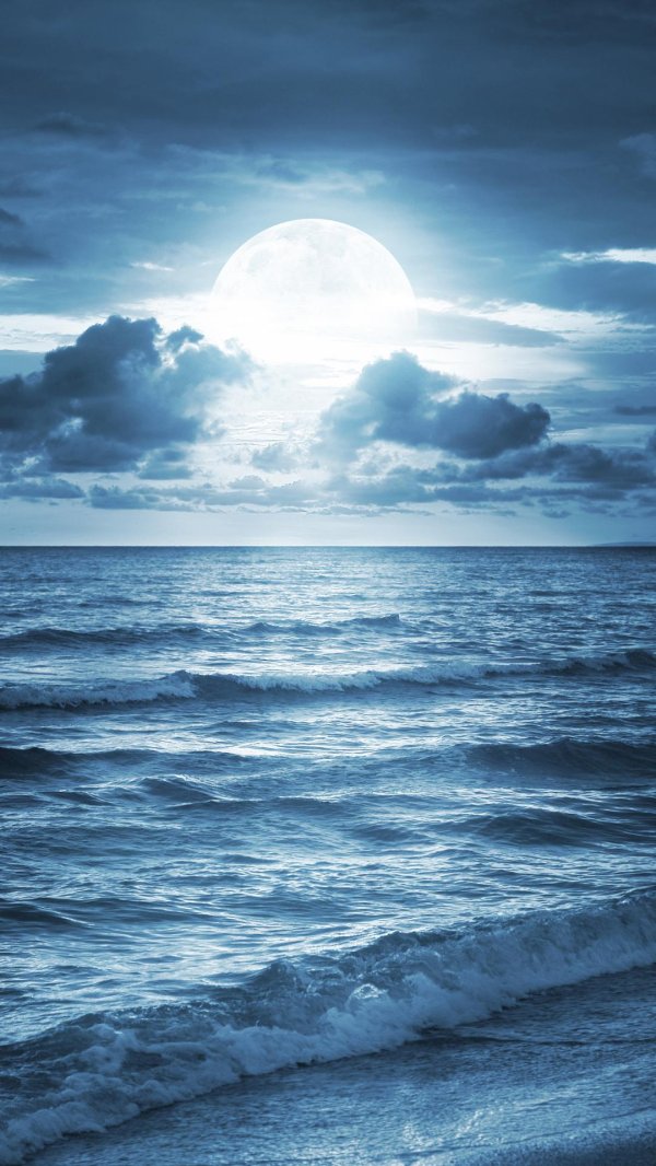 луна над морем