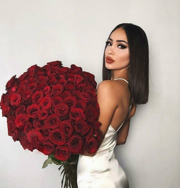 букет цветов девушке