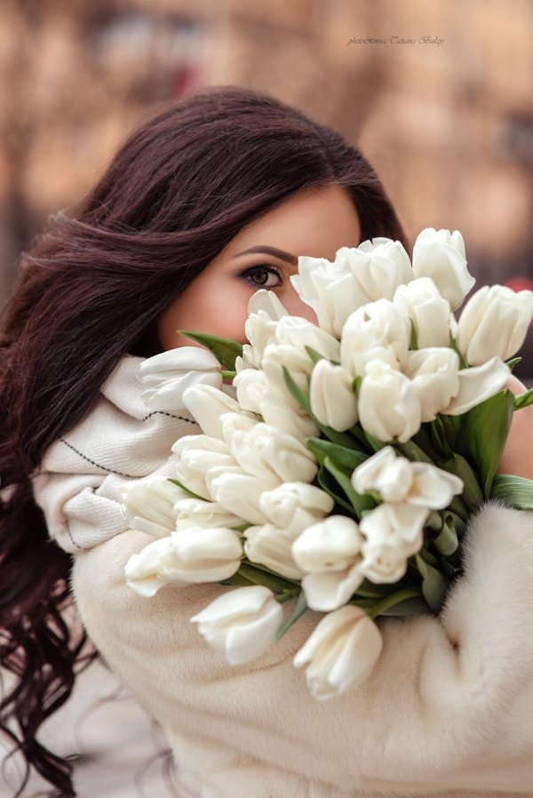 брюнетка с тюльпанами