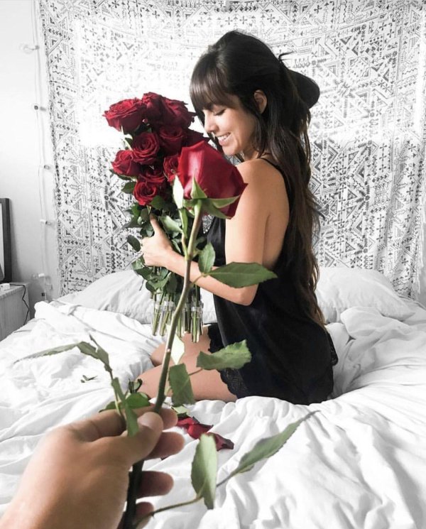 девушка дарит цветы парню