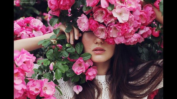 женщина в цветах