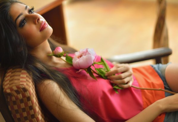 красивая брюнетка