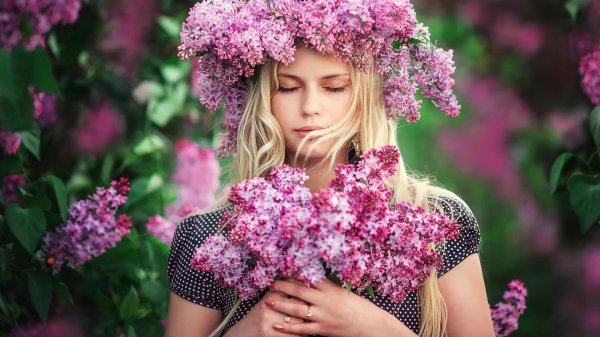 С цветами и девушкой