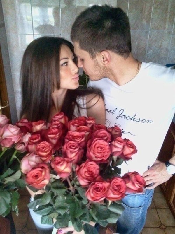 парень дарит цветы девушке