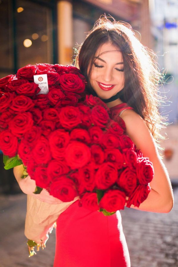 девушка с розами