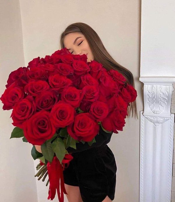 букет цветов девушке