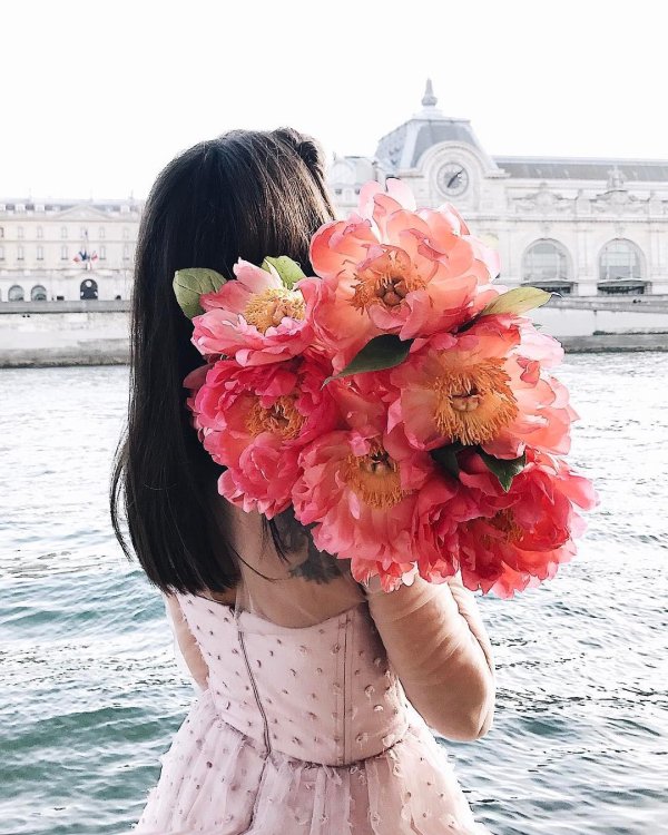 девушка с пионами