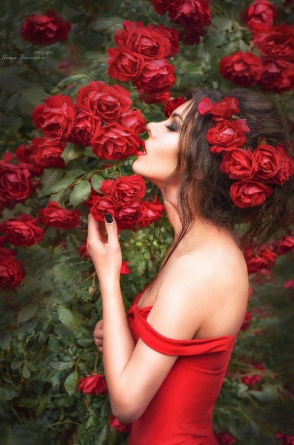 женщина в красном платье