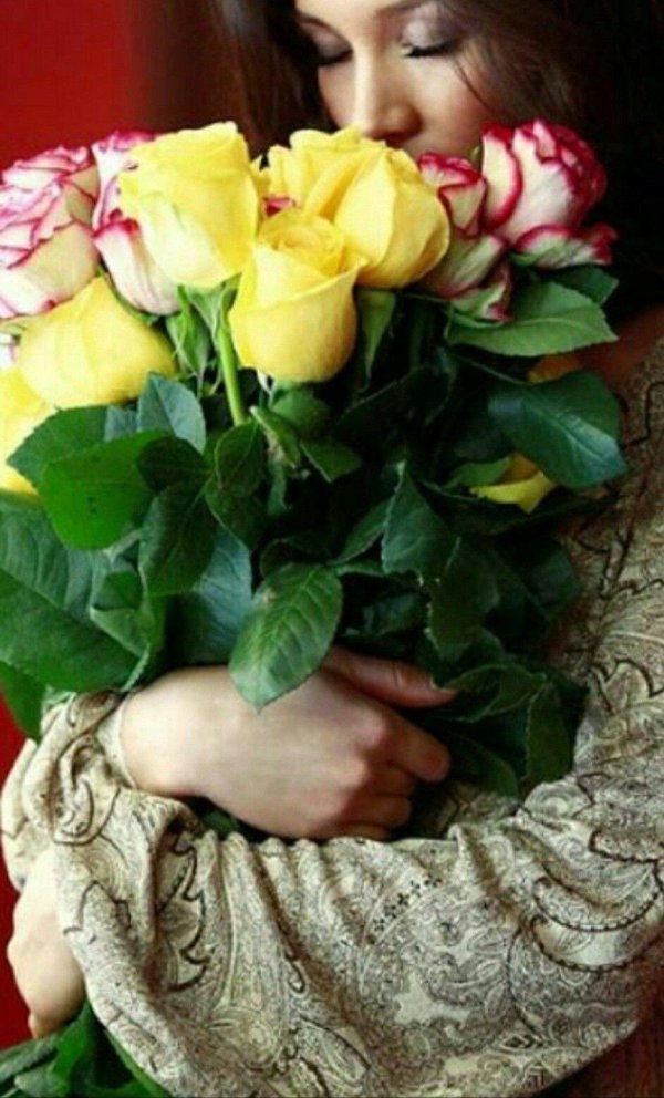 женщина с цветами без лица