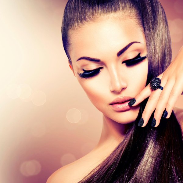 девушка с нарощенными ресницами