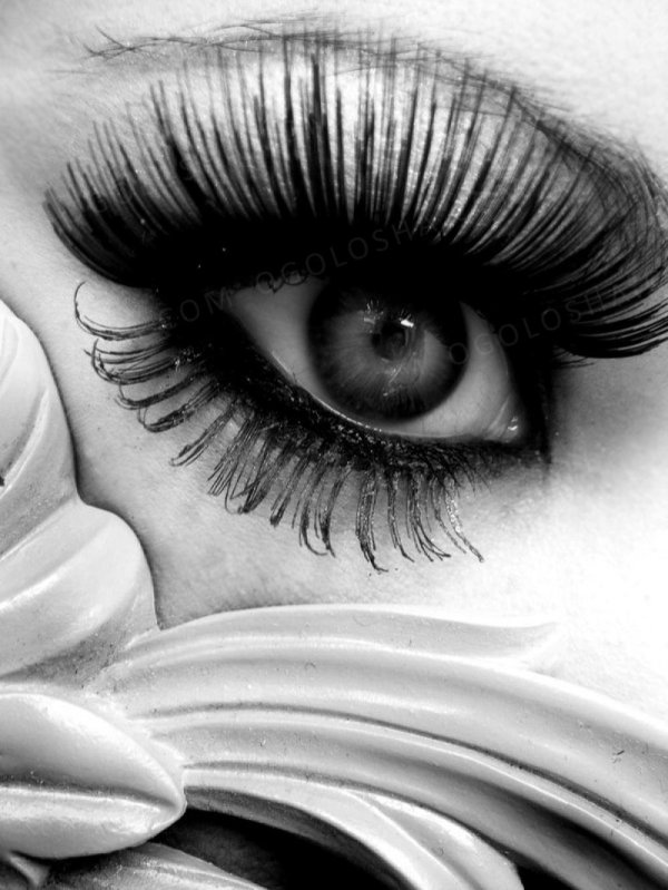 глаза черно белые