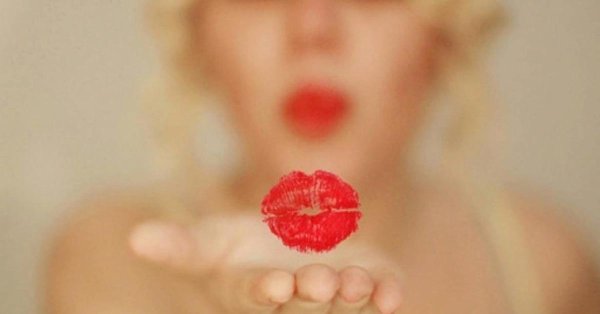 губы поцелуи