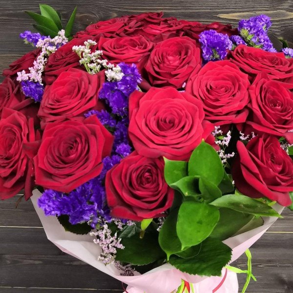 букет красная роза синяя статица