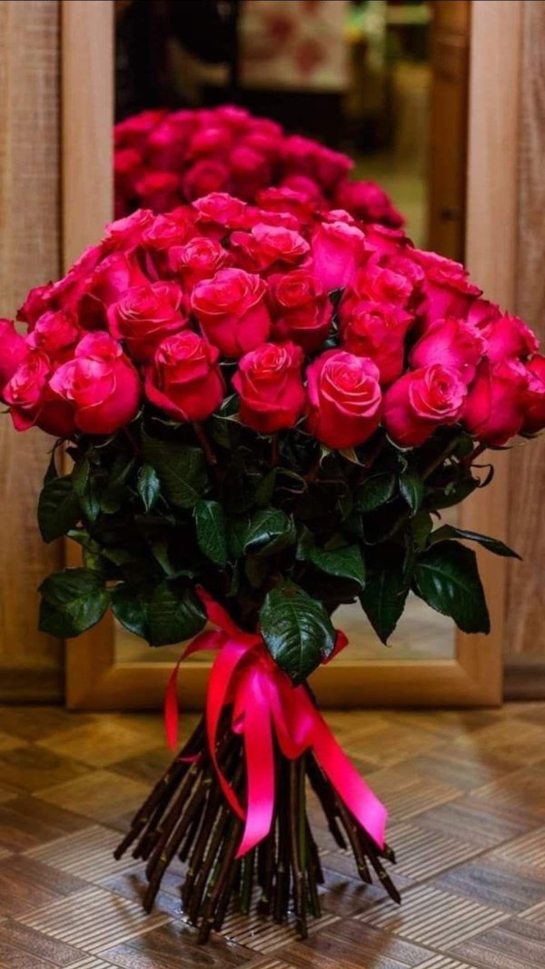 С цветами букеты роз