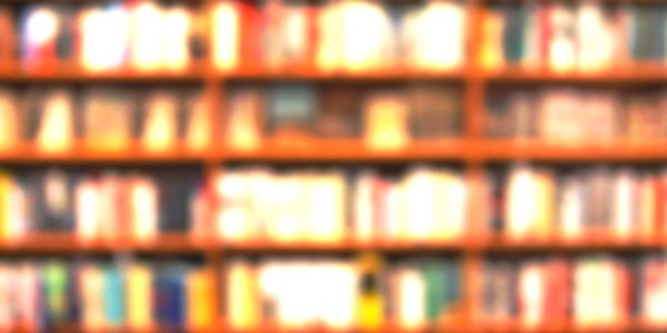 размытые стеллажи с книгами