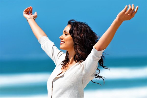 радостная женщина