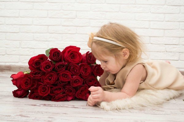 ребенок с букетом