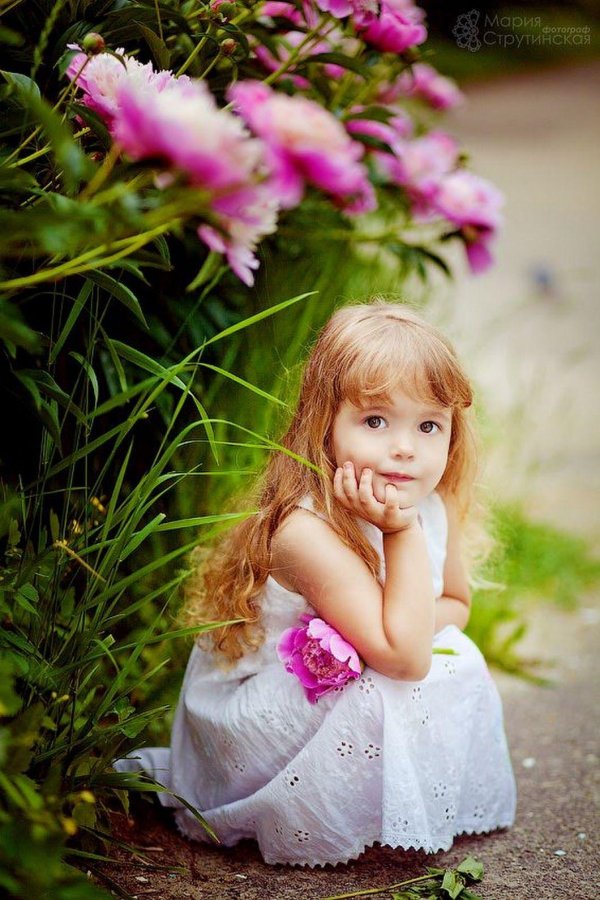 красивая маленькая девочка