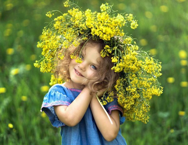 девочка в венке из цветов