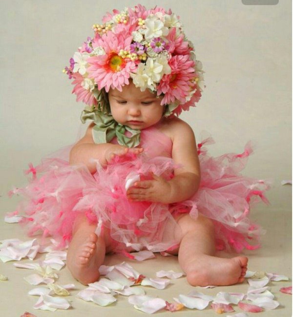 малыш в цветах