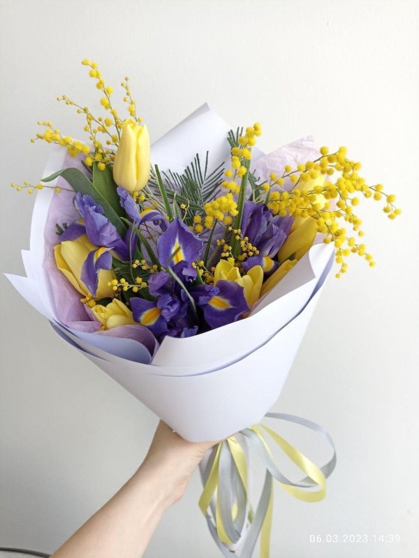 букеты из тюльпанов ирисов и мимозы