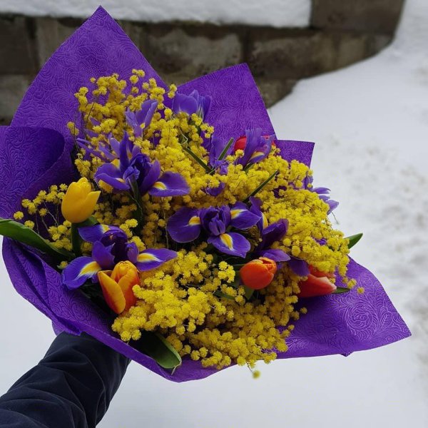 букеты из тюльпанов ирисов и мимозы