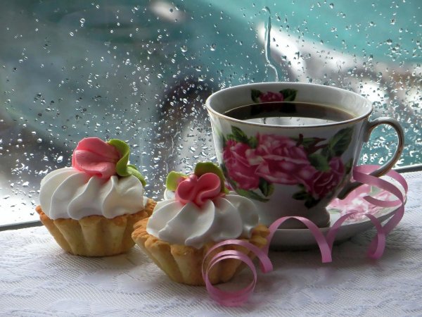 красивые пирожные и кофе