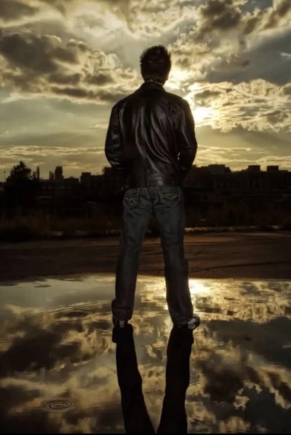 парень думает