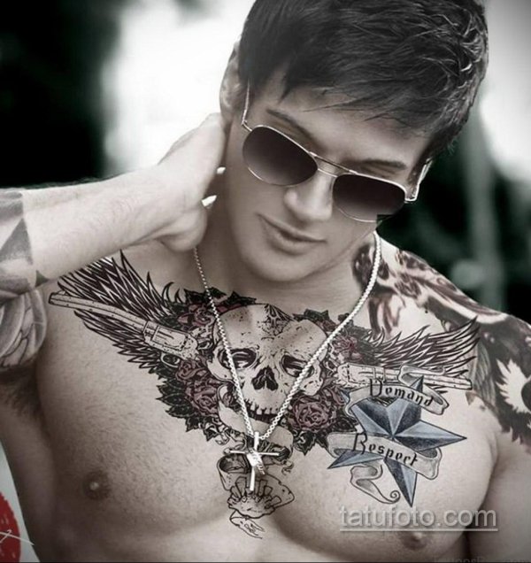 тату на груди мужчине