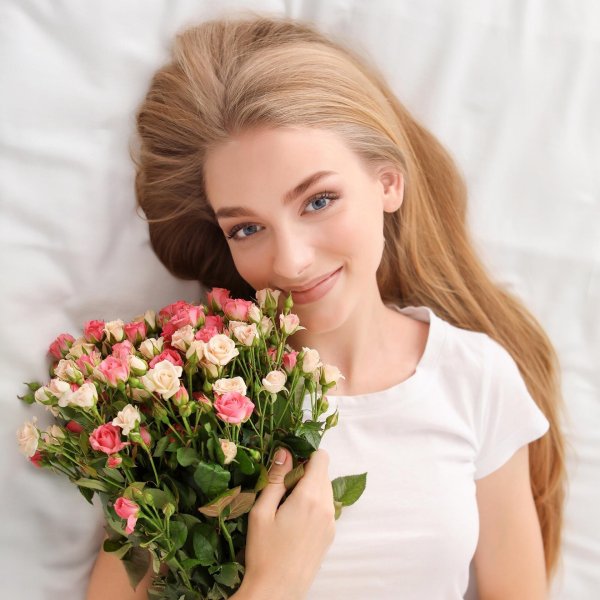 женщина с букетом цветов