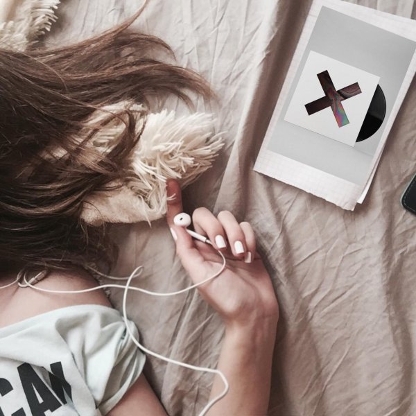 девушка в наушниках