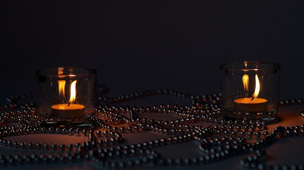 черный фон со свечой