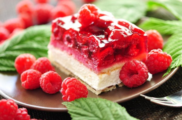 малиновое пирожное