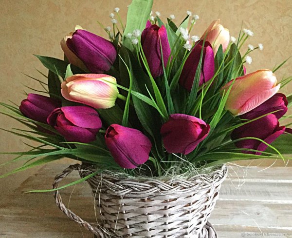 С цветами букеты тюльпаны