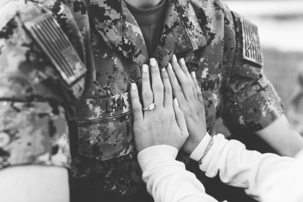 обнимает солдата